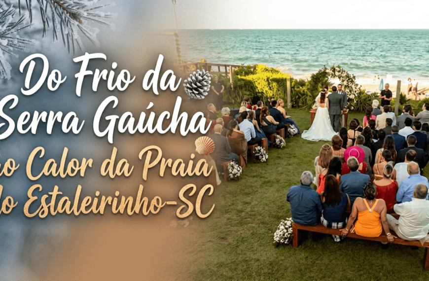 magem composta mostrando um casamento ao ar livre na Praia do Estaleirinho, em Balneário Camboriú, Santa Catarina. À direita, convidados sentados em bancos de madeira assistem à cerimônia dos noivos no altar, com o oceano ao fundo. À esquerda, um detalhe de galhos de pinheiro cobertos de neve e o texto em português "Do Frio da Serra Gaúcha ao Calor da Praia do Estaleirinho-SC", com ícones de pinha e concha, simbolizando o contraste geográfico para casamentos no Sul do Brasil.